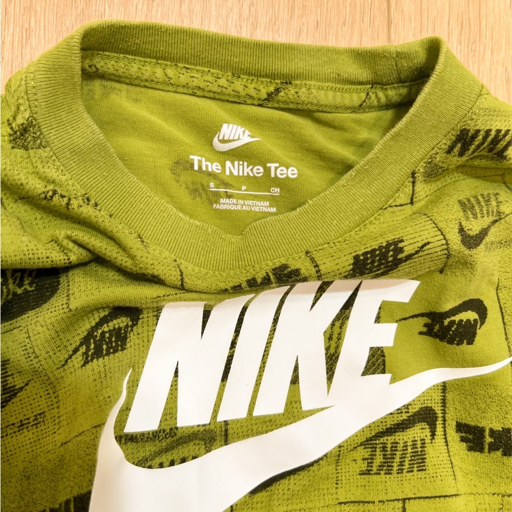 Nike Boys Green Graphic Logo Tee Shirt Size Small Athletic Sportswear - Picture 3 of 3